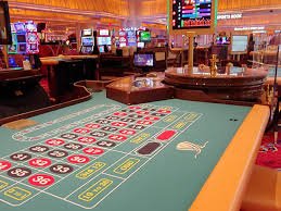 Metro Manila players accessing ggcasino on smartphones during commute